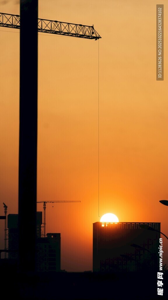 夕阳下的塔吊与建筑景观
