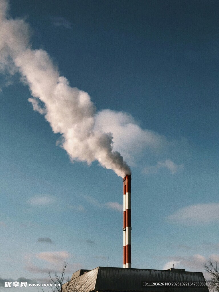 工厂烟囱排放滚滚白烟