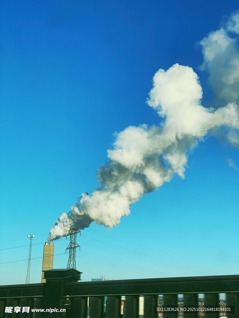 工厂烟囱排放滚滚白烟