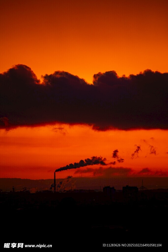 夕阳下的工厂烟囱剪影