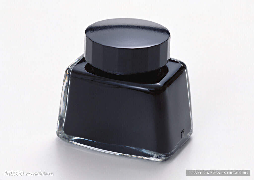 黑色墨水瓶特写