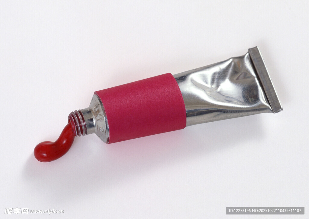 红色颜料从管中挤出