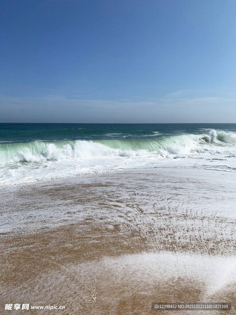 海浪拍岸的美丽海滨风光