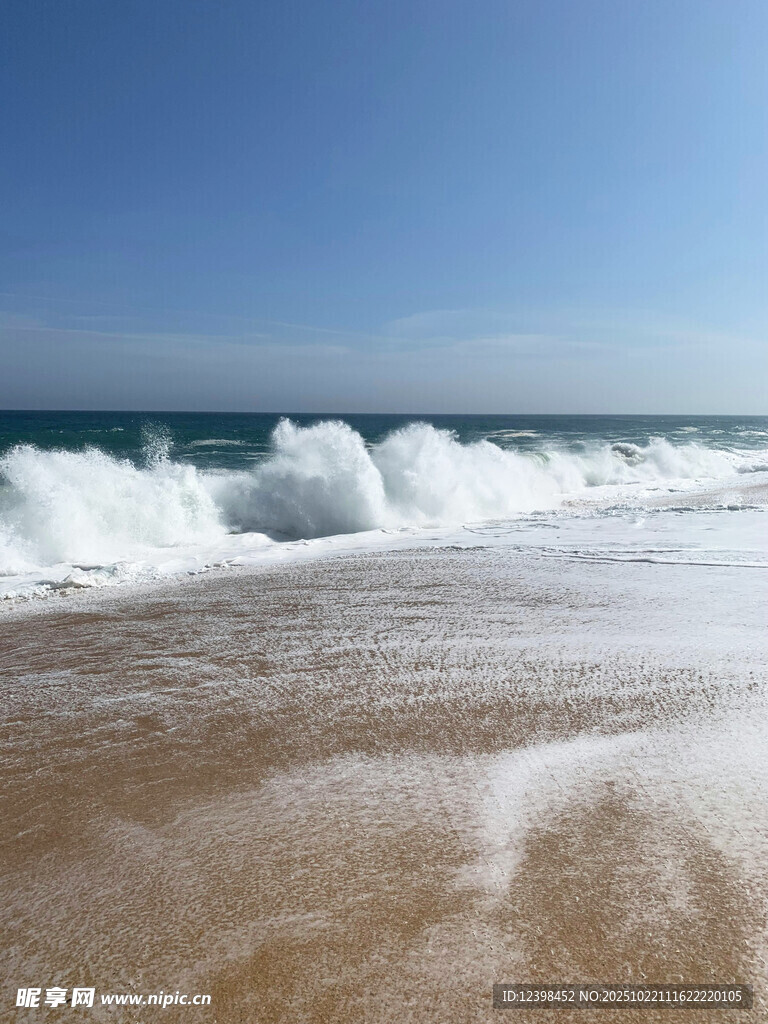 海浪拍打沙滩的美丽景象