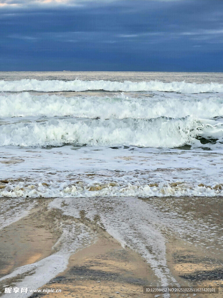 海浪拍打沙滩美丽景象