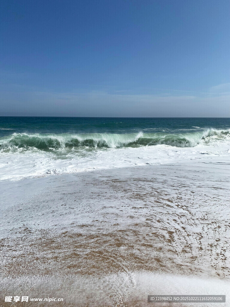 海浪拍打沙滩的美丽景象