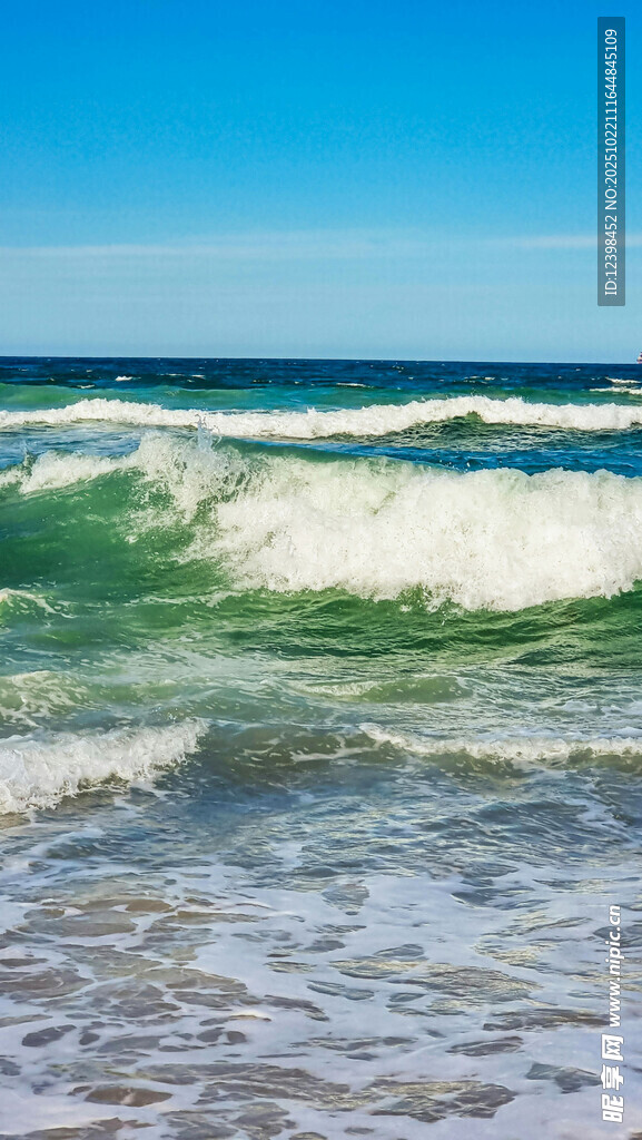 海浪翻涌于蔚蓝海岸
