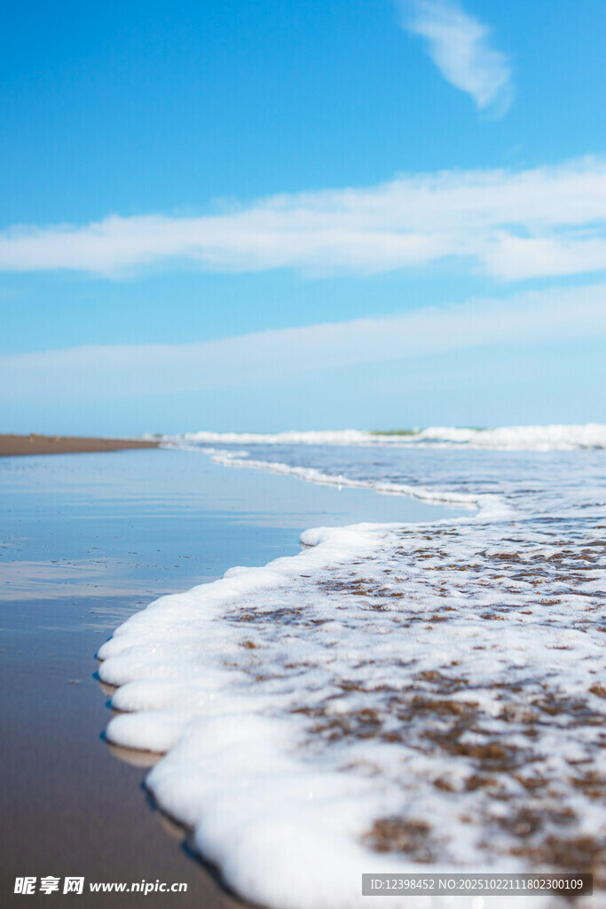 海边浪花翻涌的美丽景致