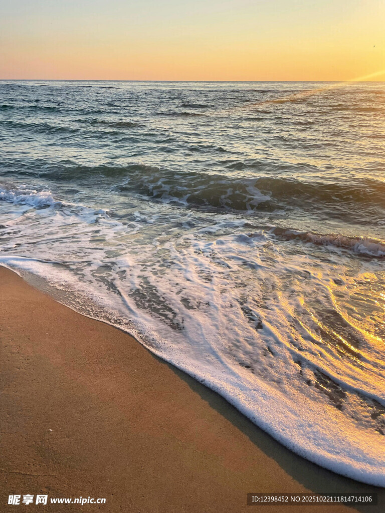 海边日落时的海浪沙滩
