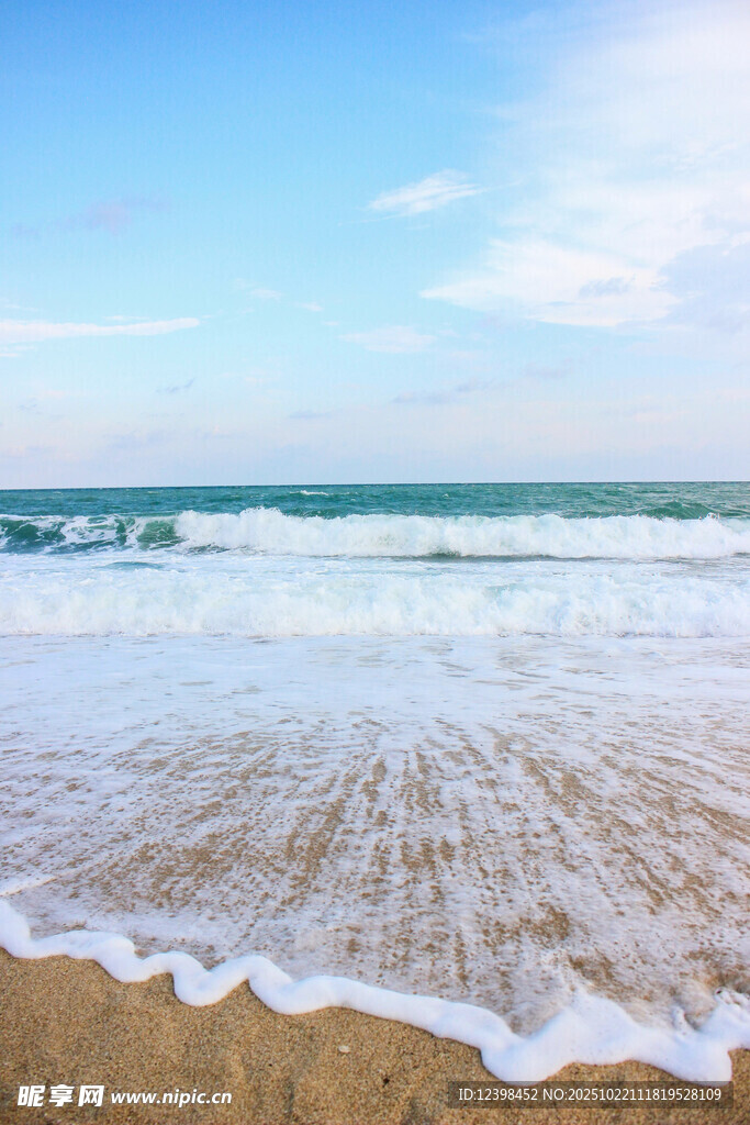 海边浪花拍打金色沙滩