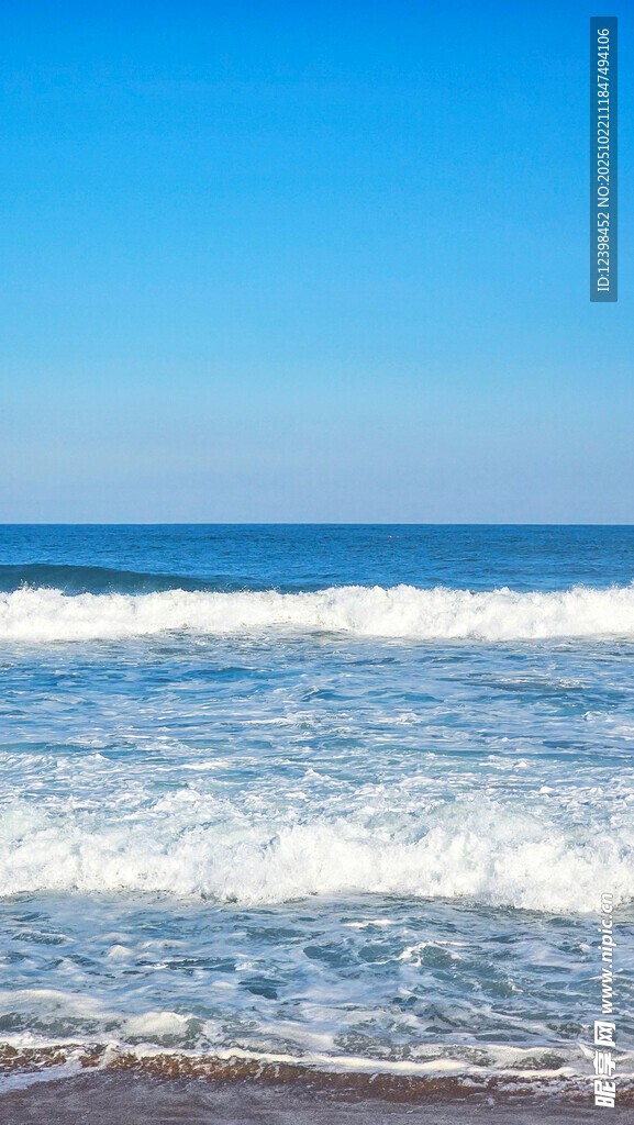 蔚蓝海岸海浪翻涌
