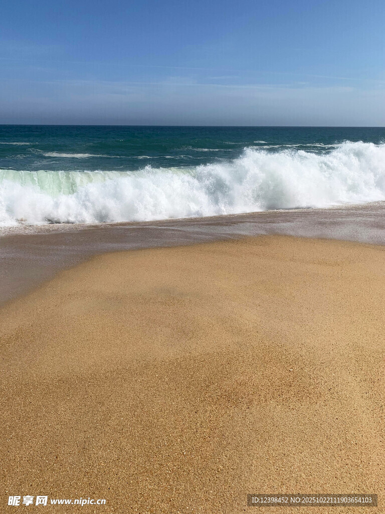 金色沙滩与翻涌海浪
