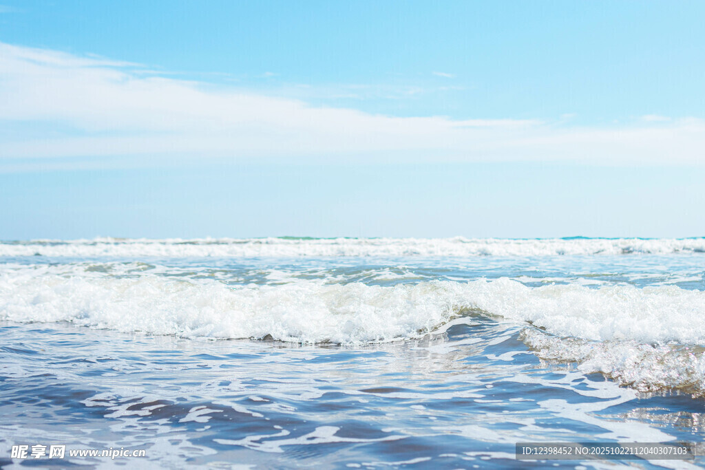海浪翻涌的蔚蓝海岸