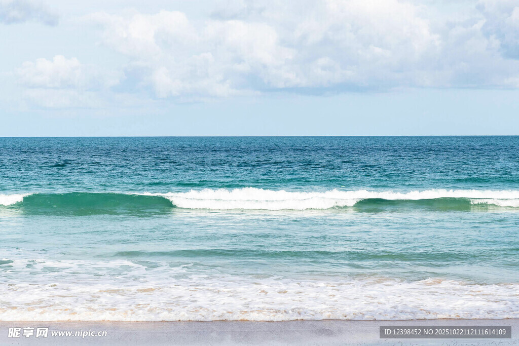 碧海蓝天海浪翻涌美景
