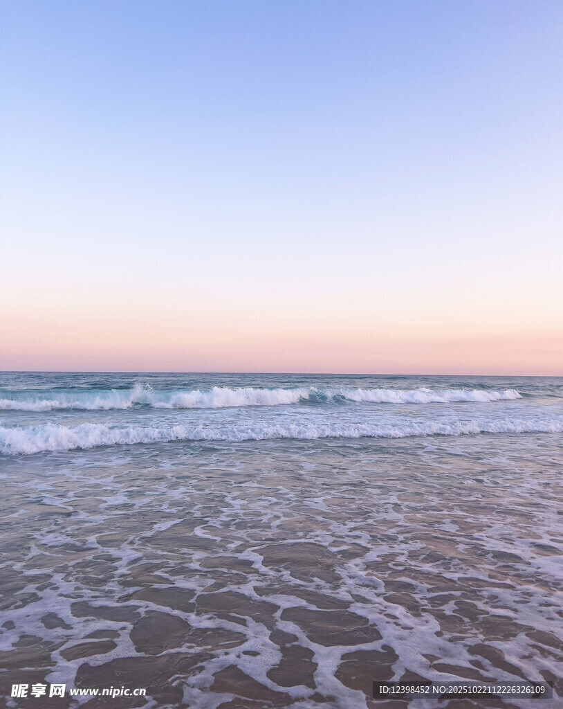 海边日落时的海浪美景