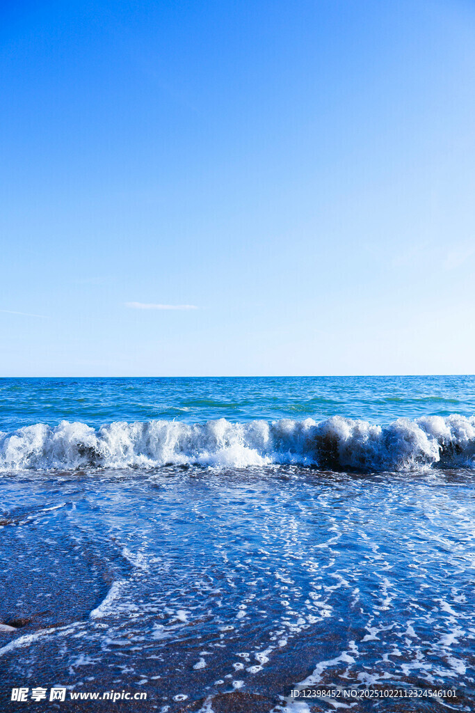 海边浪花翻涌的美丽景致