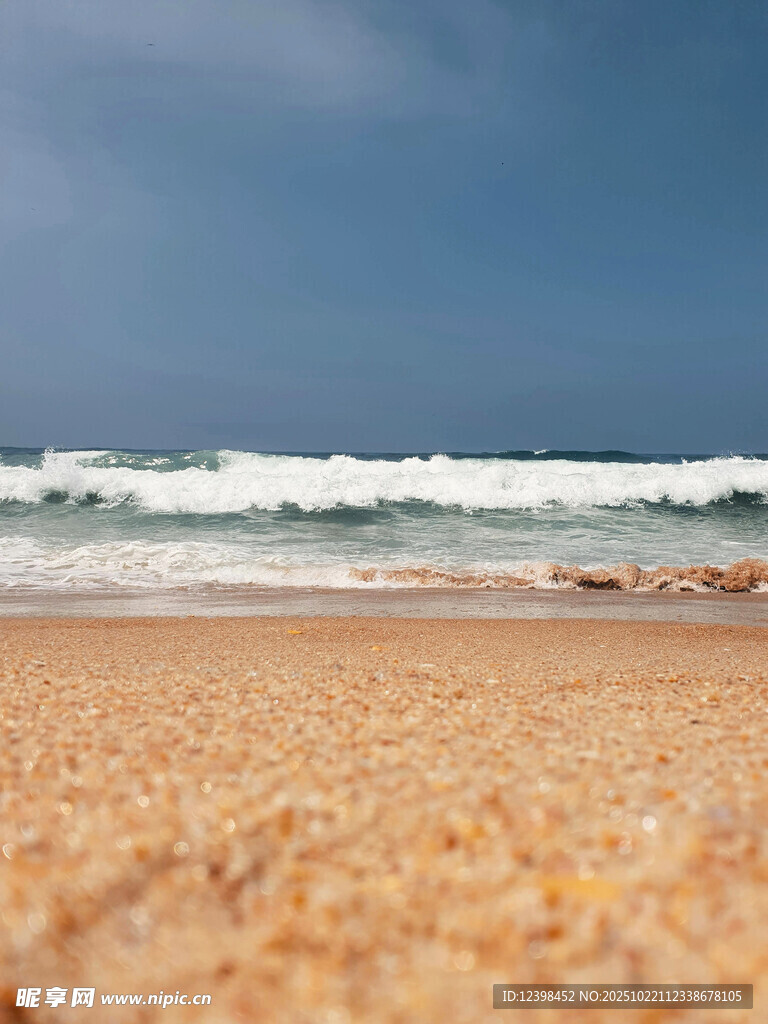 金色沙滩与海浪美景