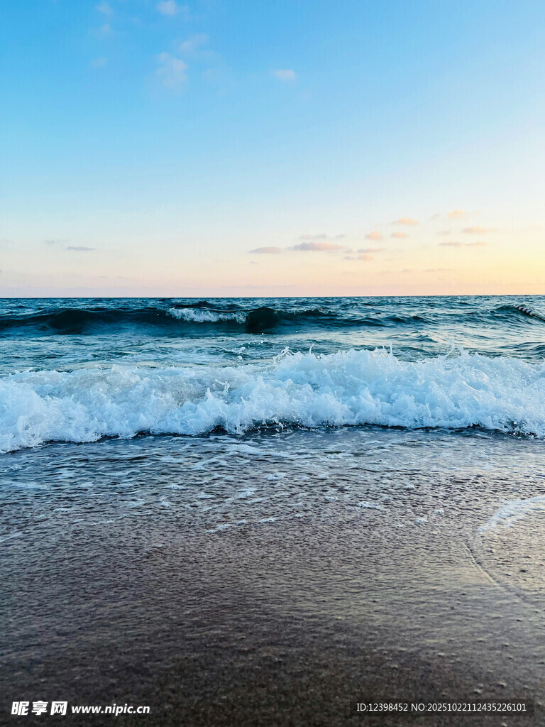 海边浪花翻涌的美丽景致
