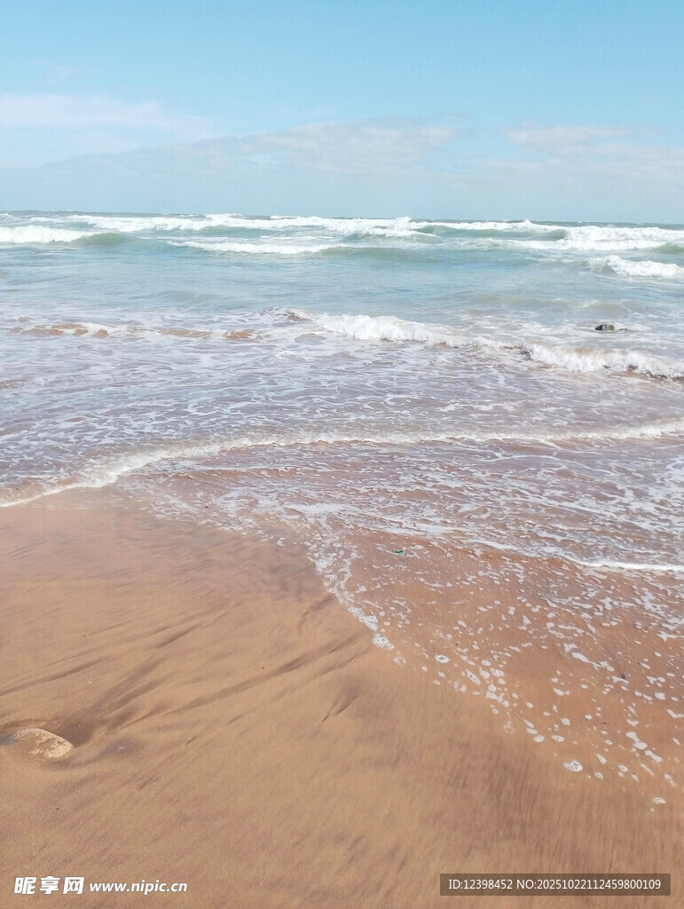 金色沙滩与海浪美景
