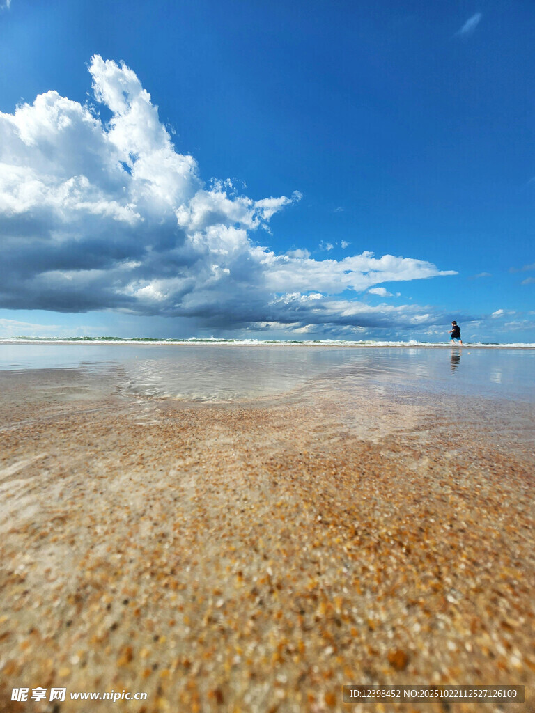 广阔海滩与蓝天白云美景