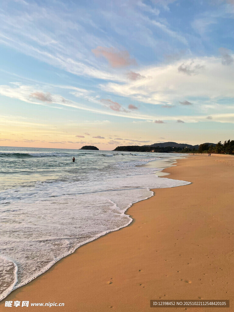 美丽海滨沙滩日落景象