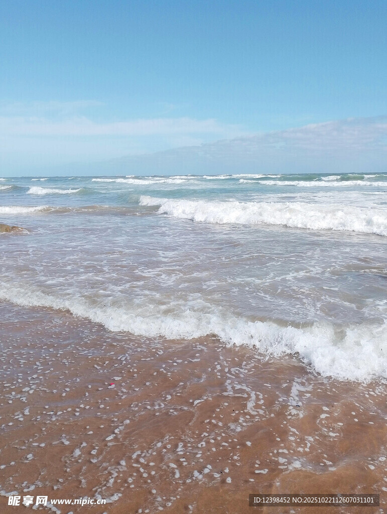 海边浪花翻涌的美丽景象