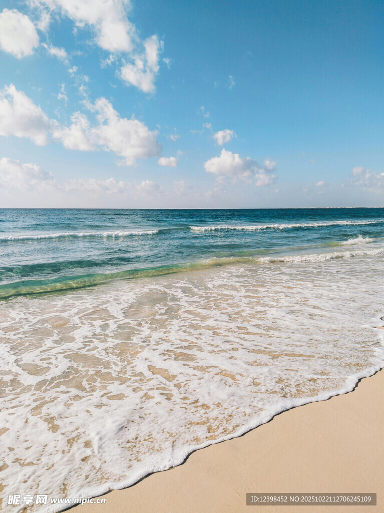 美丽海滩海浪与蓝天白云