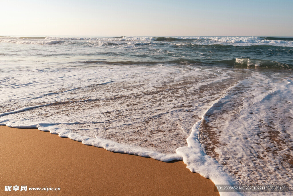 金色沙滩上的海浪美景
