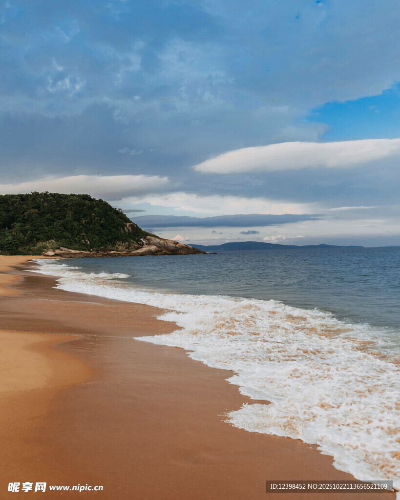 美丽海滨沙滩海浪风景