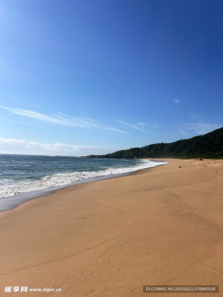 金色沙滩与碧海蓝天