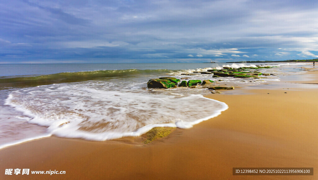 金色沙滩上的海浪美景