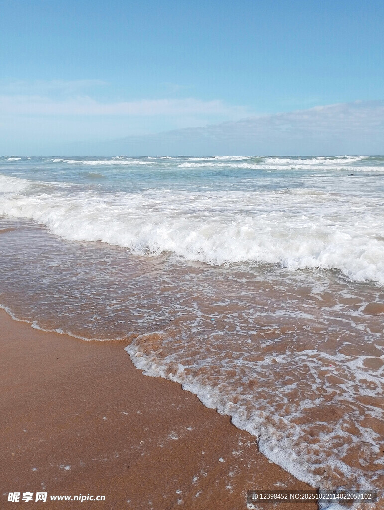 海浪轻拍沙滩的美丽景致