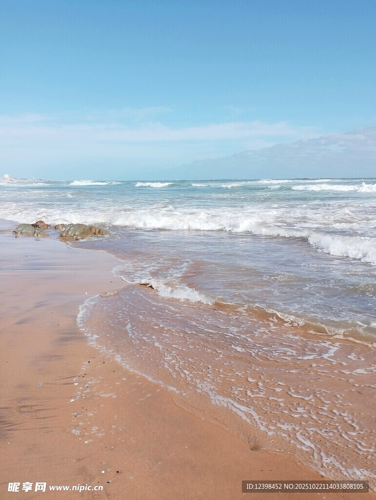 金色沙滩与翻涌海浪