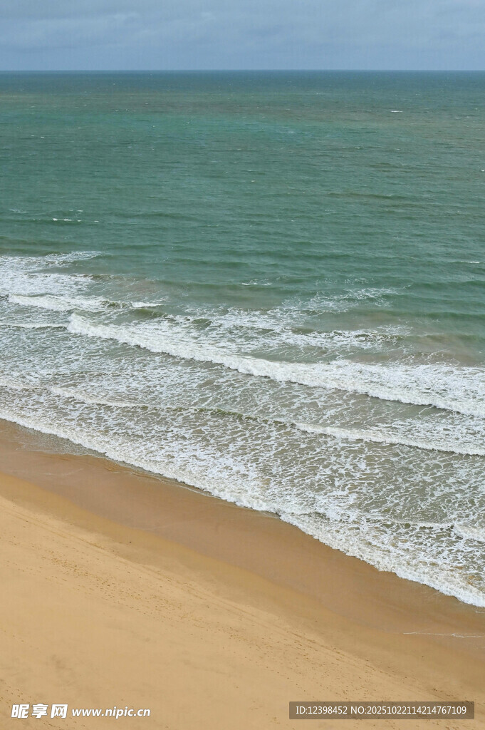 金色沙滩与海浪美景