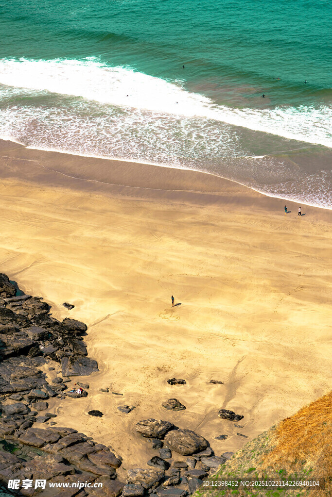 金色沙滩与碧蓝海浪美景
