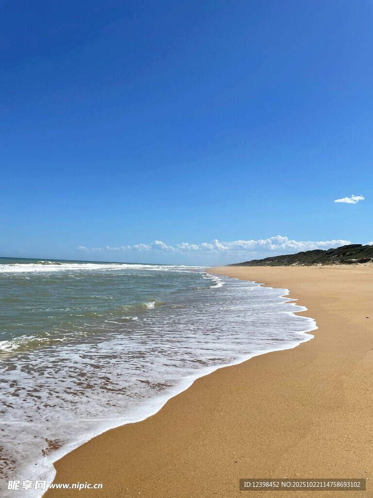 金色沙滩与碧蓝海浪美景