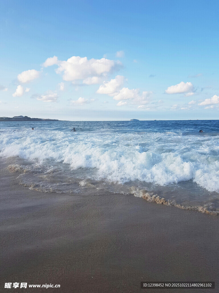 海边浪花翻涌的美丽景致