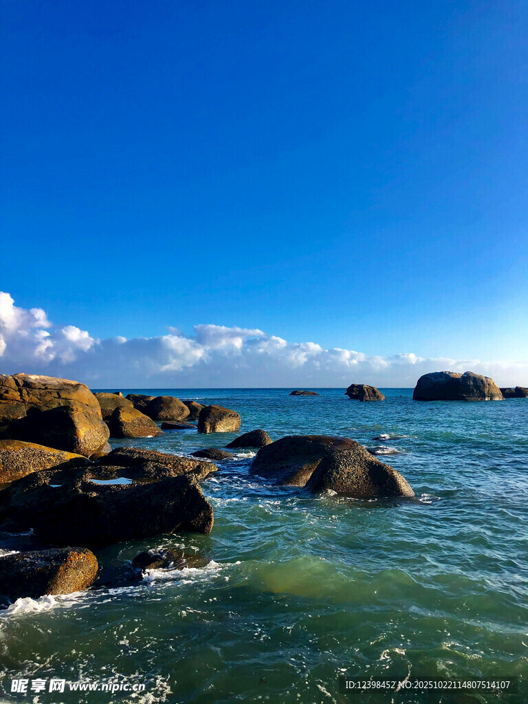 碧海礁石间的美丽海景