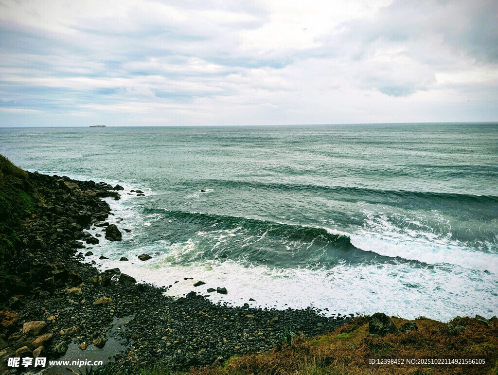 海岸边海浪拍打嶙峋礁石