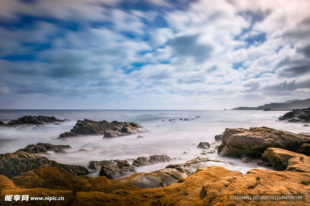 海边礁石与壮阔海景