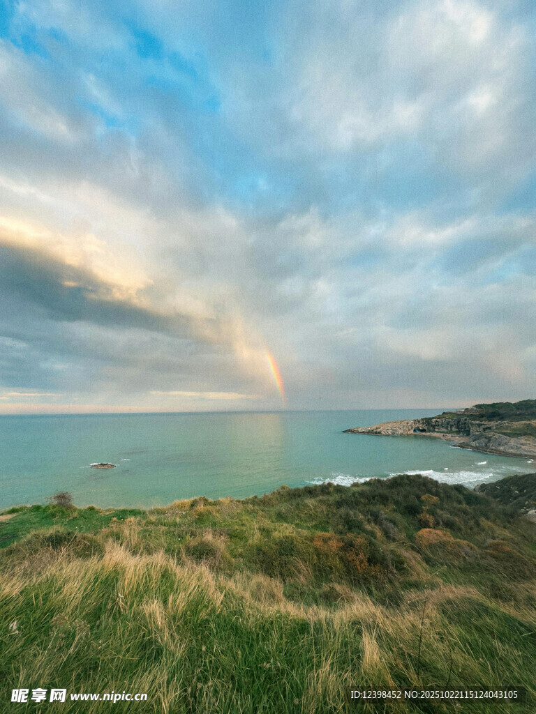 海边草地现绚丽彩虹