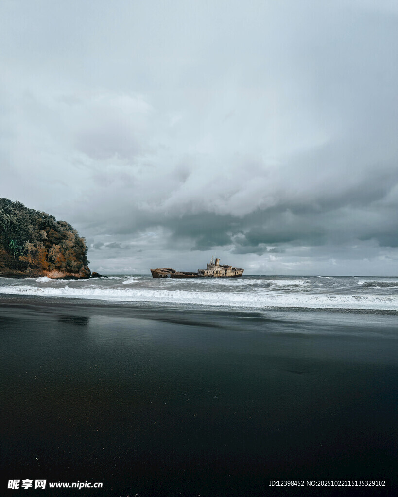 阴云下的海边景致