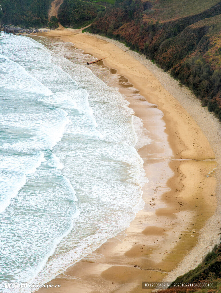 金色沙滩与海浪美景