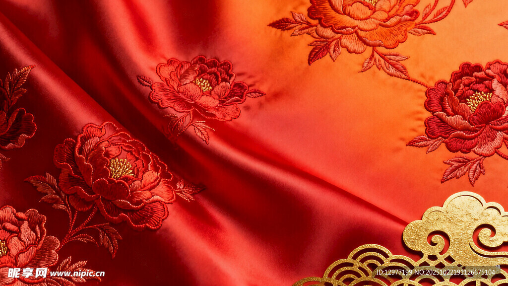 红色绸缎上的精美花卉图案