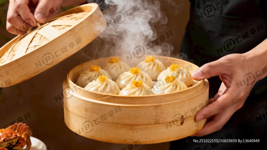服务人员手捧一笼热气腾腾的蟹黄
