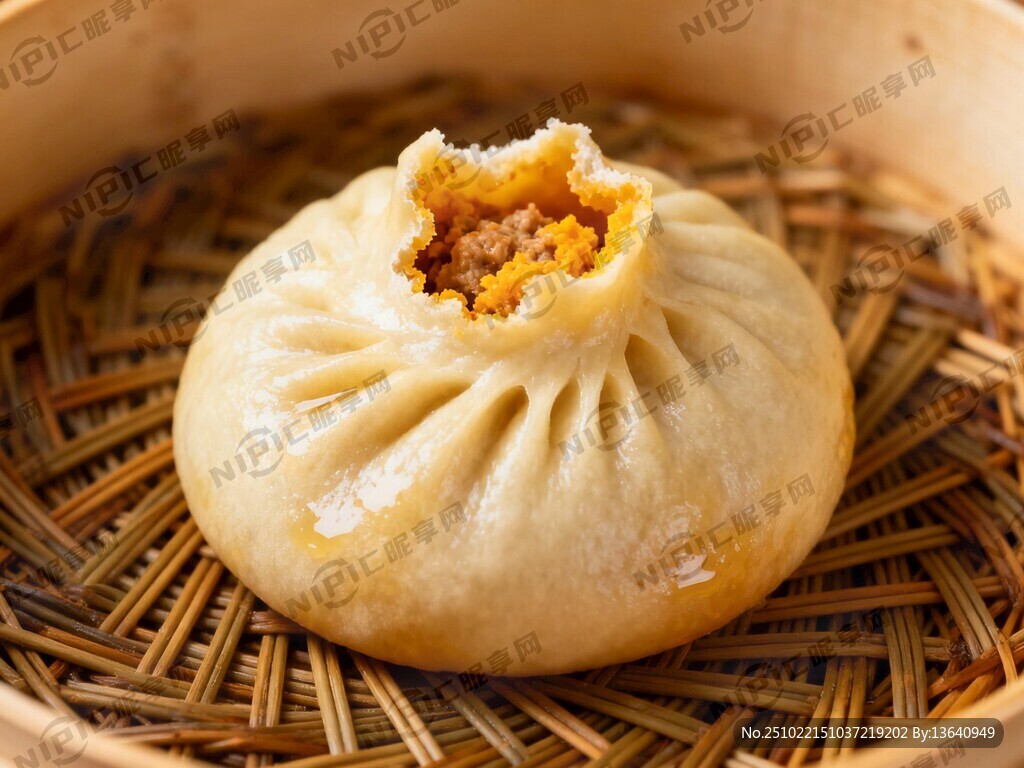 一只被咬过的蟹黄大肉包