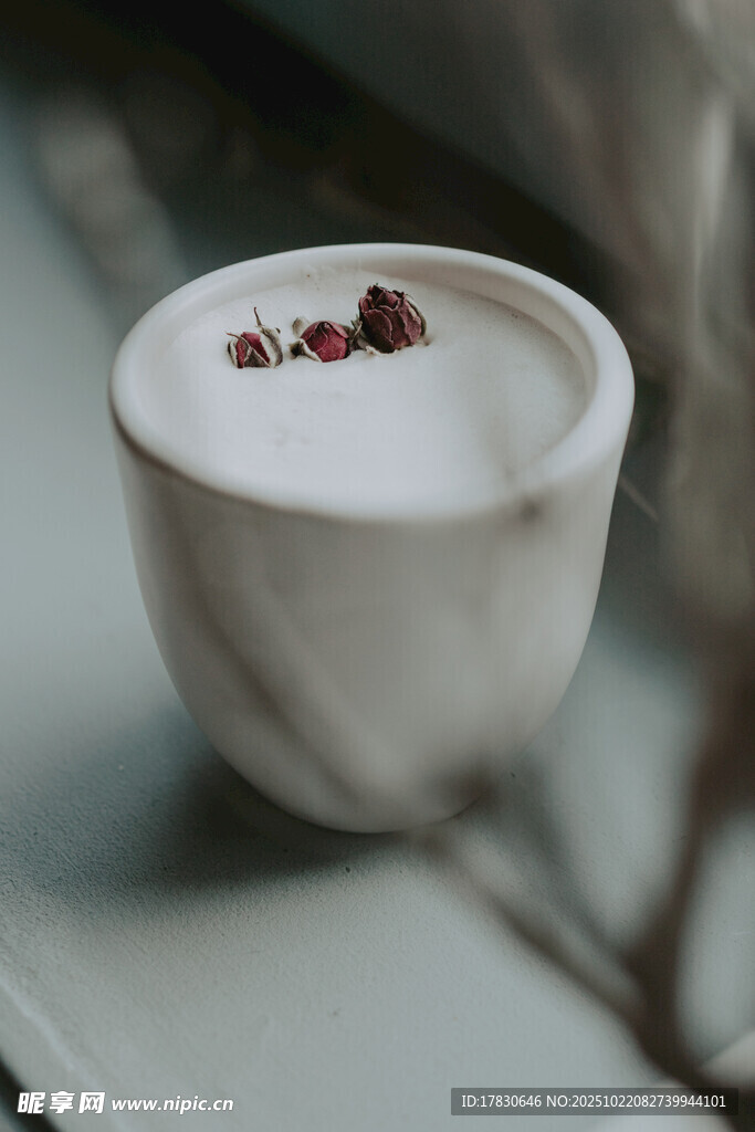 白瓷杯中的几颗红色果实