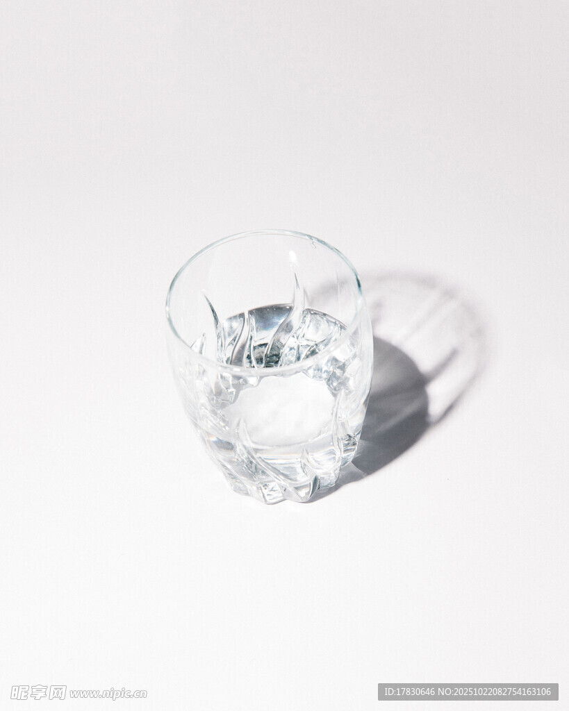 透明玻璃水杯纯净简约风