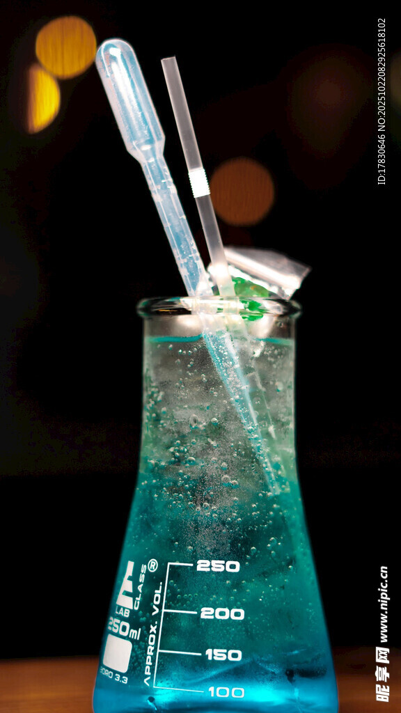 蓝色鸡尾酒配吸管与装饰
