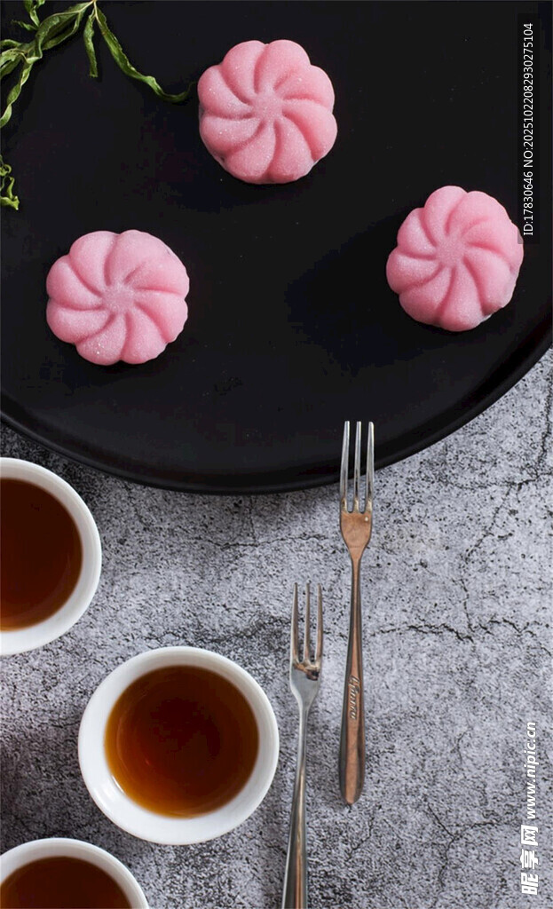 粉色糕点配茶饮精致组合